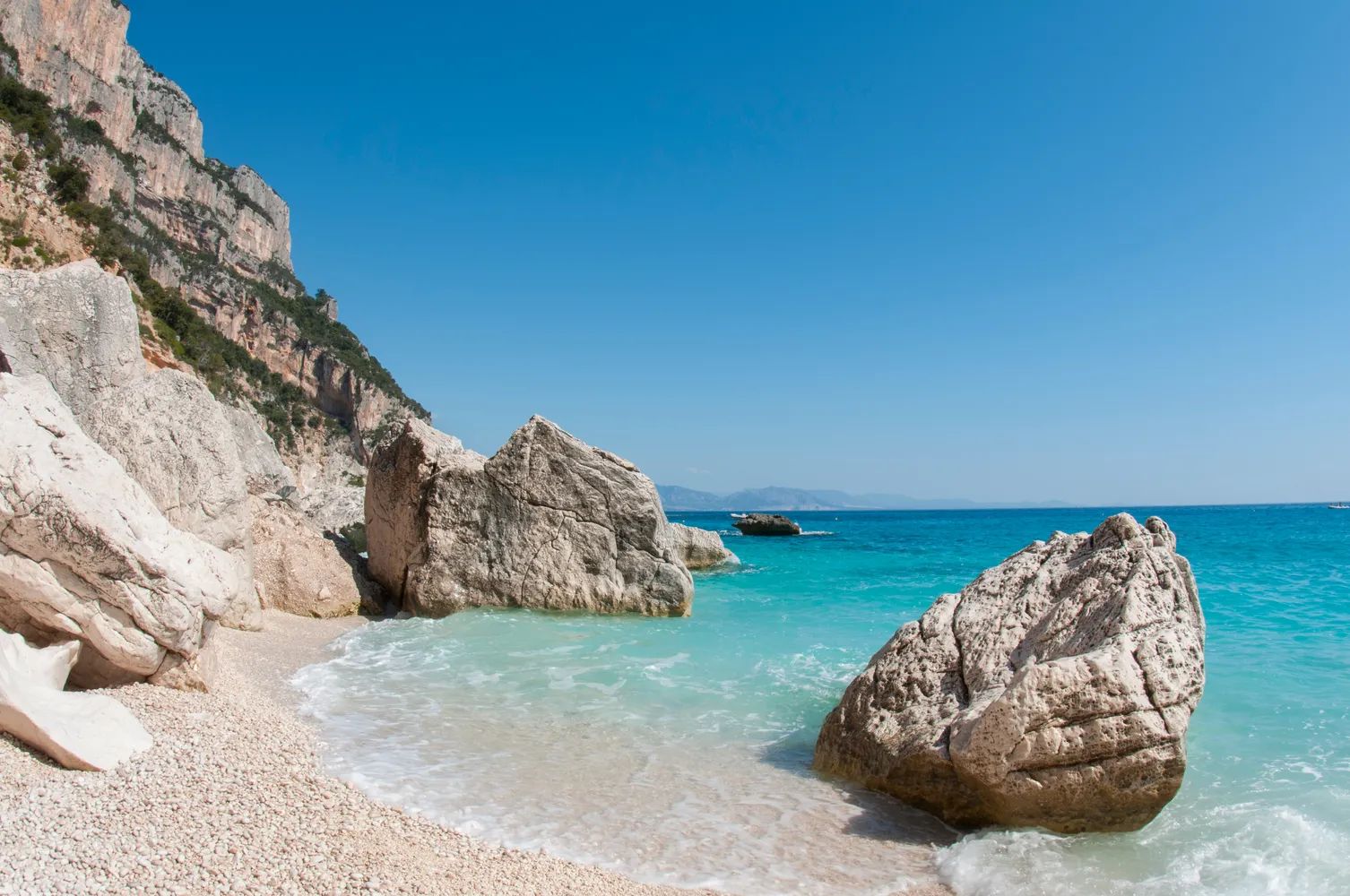 Cala Goloritzé mit weißem Kies und türkisfarbenem Wasser