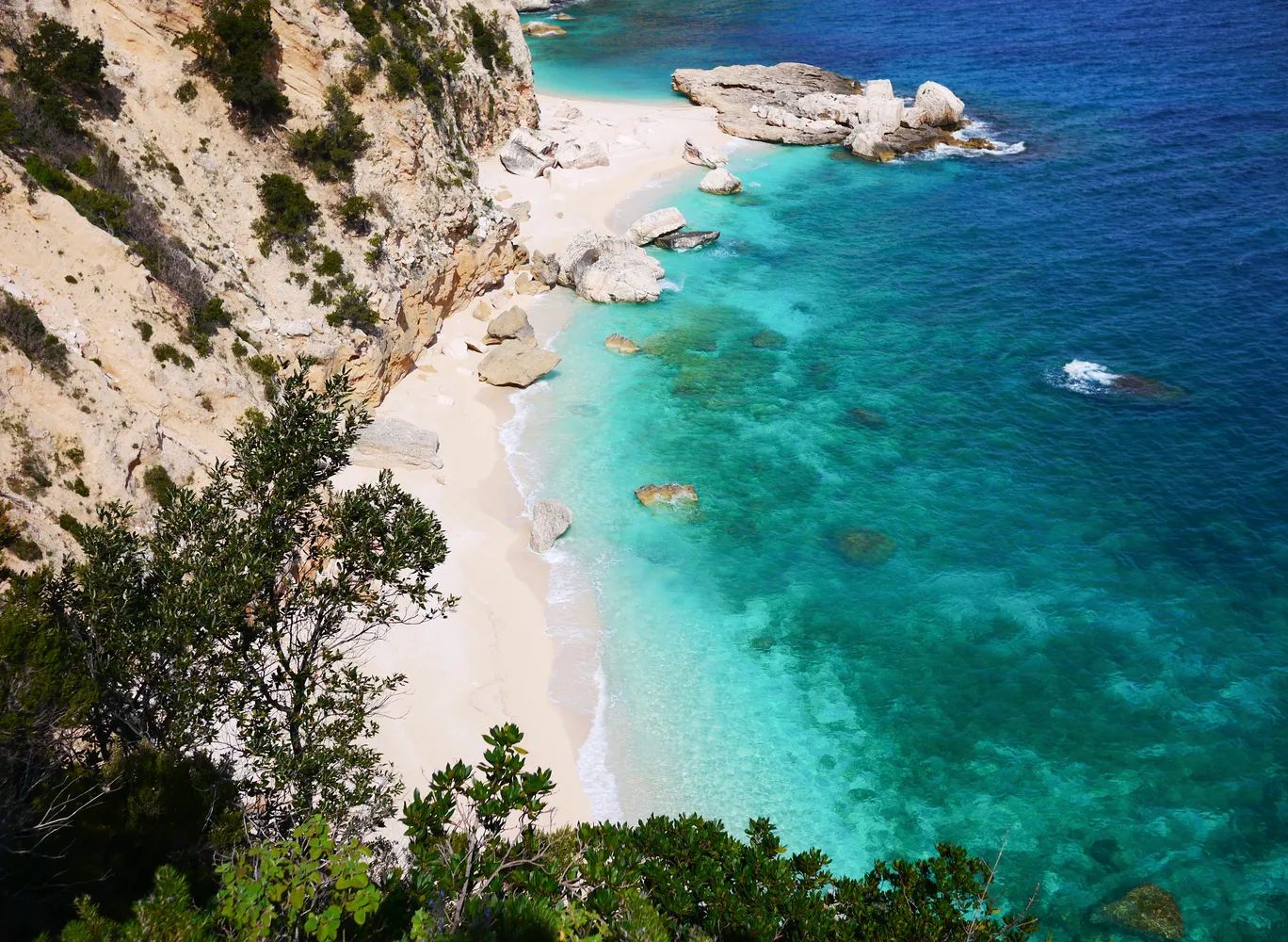 Weiße Kiesel am Strand von Cala Mariolu
