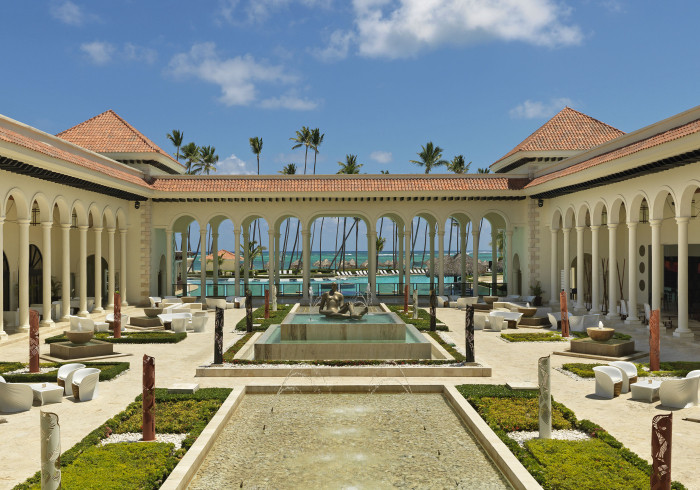 015ParadisusPalmaReal-Colonial_Plaza