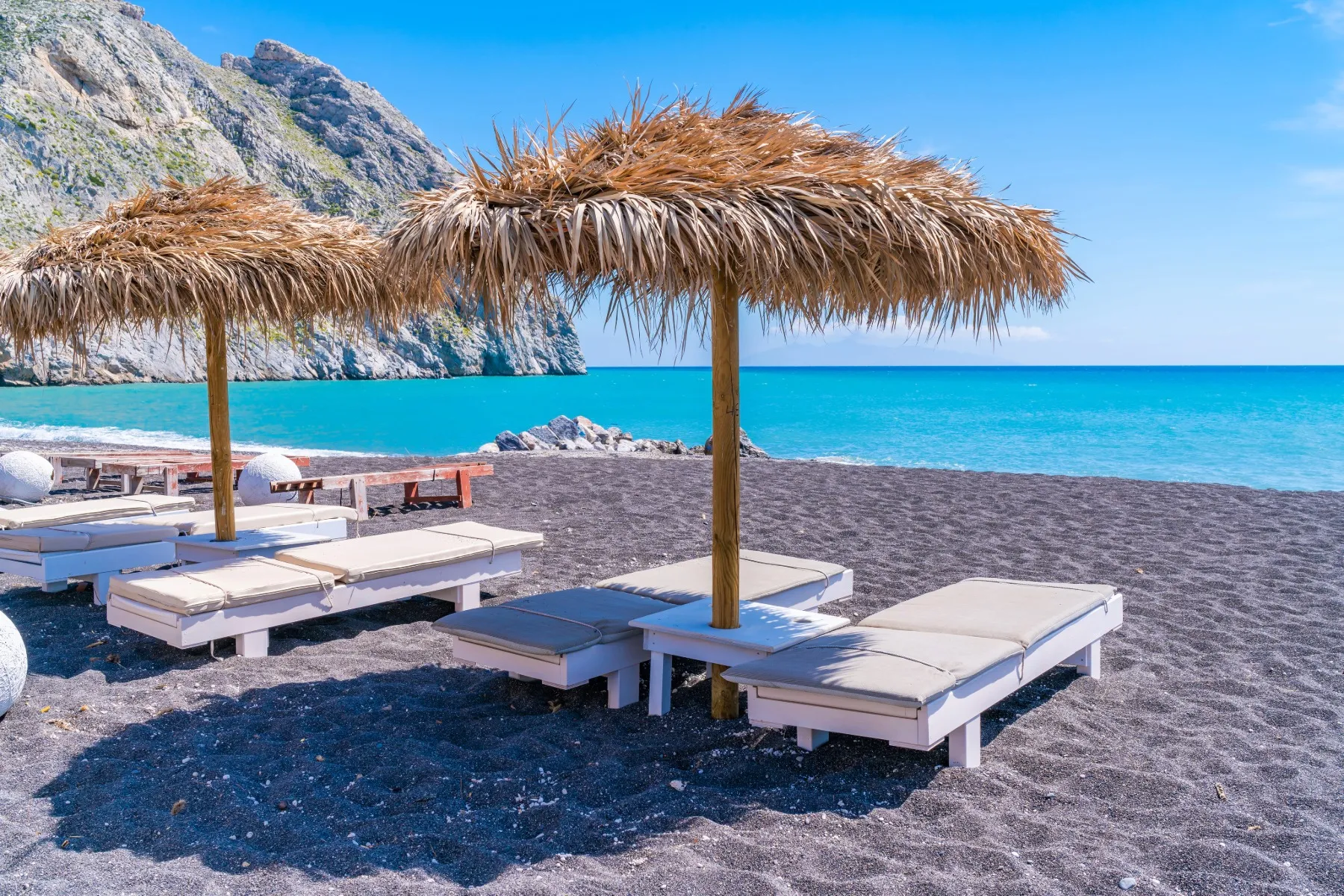 Kamari – Badeort mit schwarzem Sandstrand