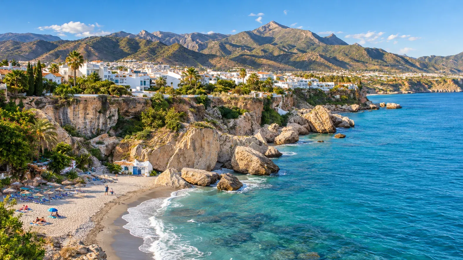 nerjas-turkisfarbene-bucht-mit-bergpanorama-costa-del-sol